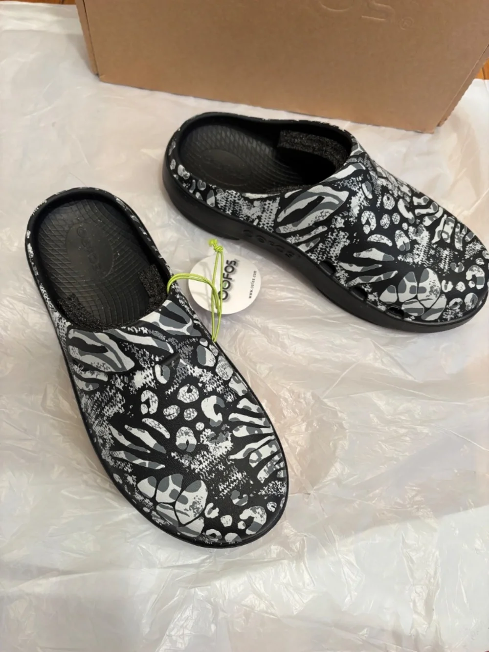 NWT OOFOS Limited Edition Oocloog - Picture 3 of 7